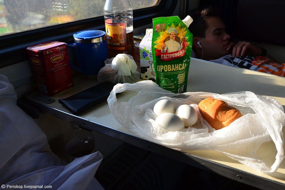 Сколько раз кормят в купе. Еда в поезд. Питание в поезде. Обед в поезде. Курица с яичками поезд.